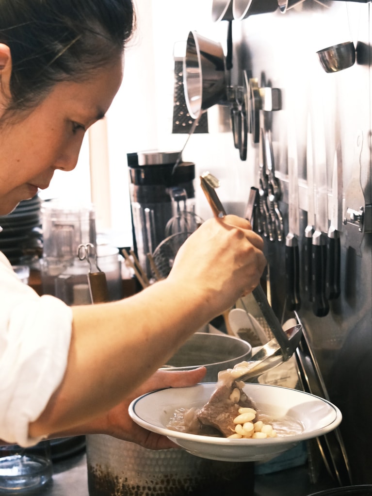 「ワインの樹」の佐久間奈都子さん。2025年9月27日の料理教室にて。