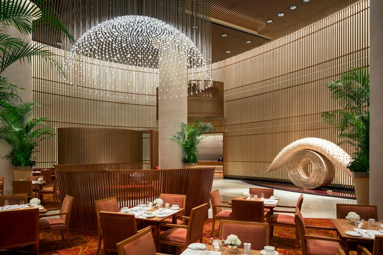 ゲストが行き交い、ラグジュアリーホテルならではの華やかなにぎわいが心地よいザ・ロビー。