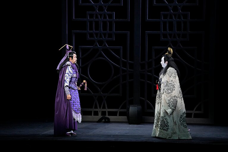 『新・三国志』右より、関羽＝市川猿之助、曹操＝浅野和之 ©松竹