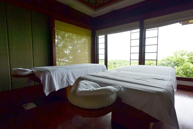 小高い丘の上に立つスパ。眺望の良さもリラックスの一助に。