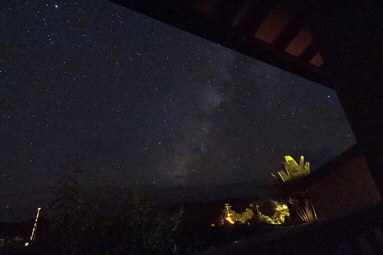 「イルマーレうなりざき」のテラスからみた星空。カーテンを開いただけで、まるでプラネタリウム。