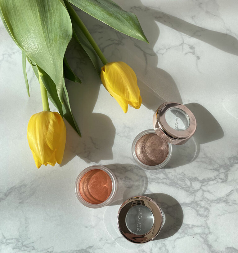 左から、アイグロウ ジェム OR281 poppy(ピュアオレンジ)、BE399 sherry topaz(ウォームベージュ) 各2,970円＜限定色＞。