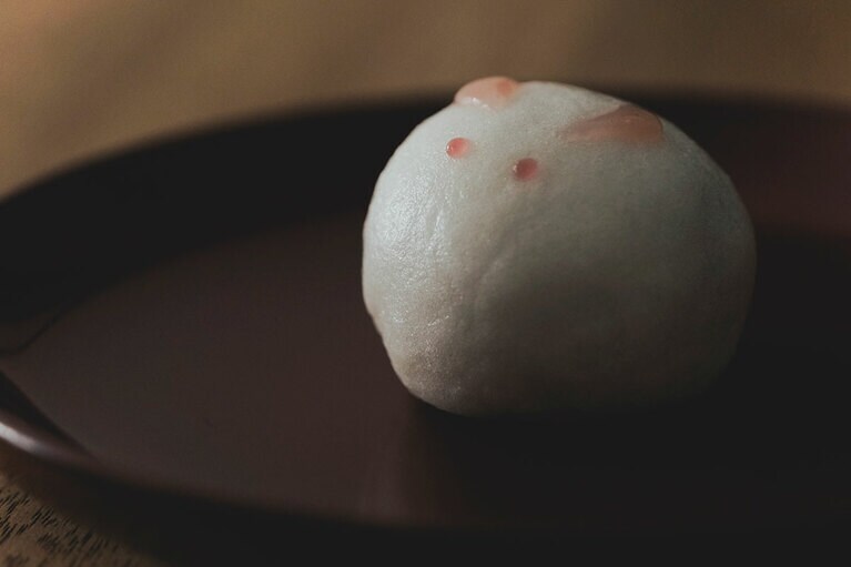 うさぎ万頭230円。羊羹でできた愛らしい耳と目まで、おいしく味わえる。