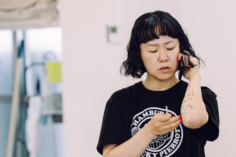 「忘れられてしまった記憶へ目を向けたい」ポッドキャスト演劇に挑戦するロロ・三浦直之が新作『まれな人』にかける思い。稽古風景。