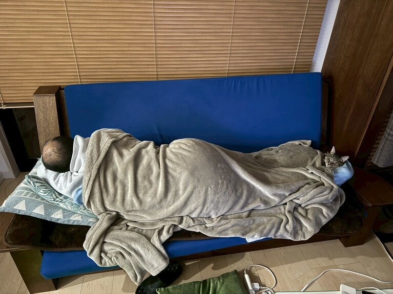 高野さんの足元にごま吉がひょっこり。