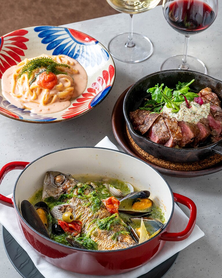 「Wine & Dining The Orange」の人気メニューから、「沖縄近海鮮魚1尾丸ごとアクアパッツァ」3,080円ほか。