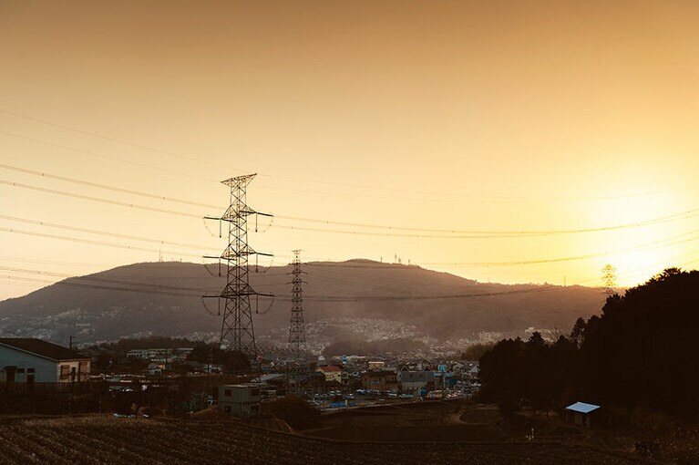 地元の人々に愛されている生駒山が夕焼けに染まる。森見さんの仕事場からも見える情景。