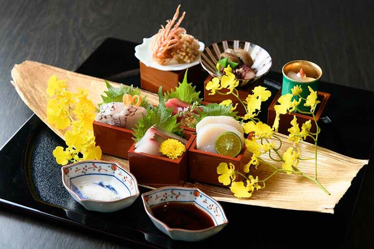 チョウザメの南蛮漬けや鮑の柔らか煮、お造りなどを一皿に盛り付けた「宝楽盛」。