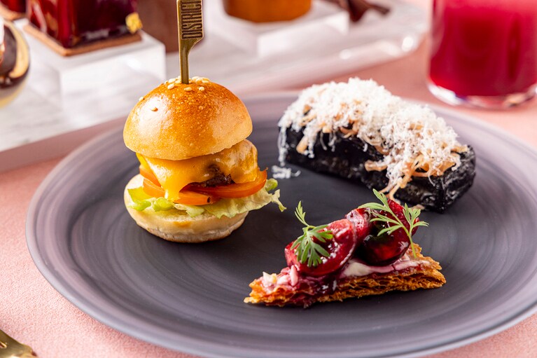 「ビーフスライダー」ほか、セイボリーセレクション3種のイメージ。