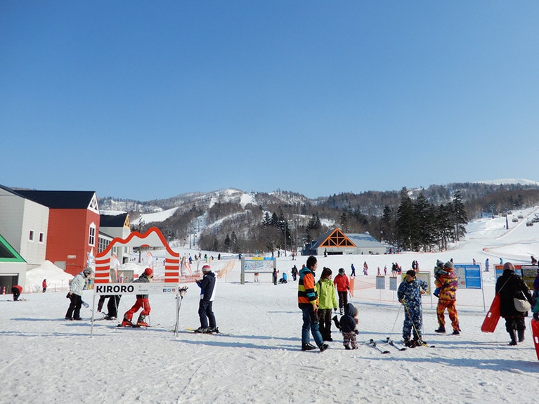 ゲレンデは、家族連れやカップルなど多くの人でにぎわっていた。