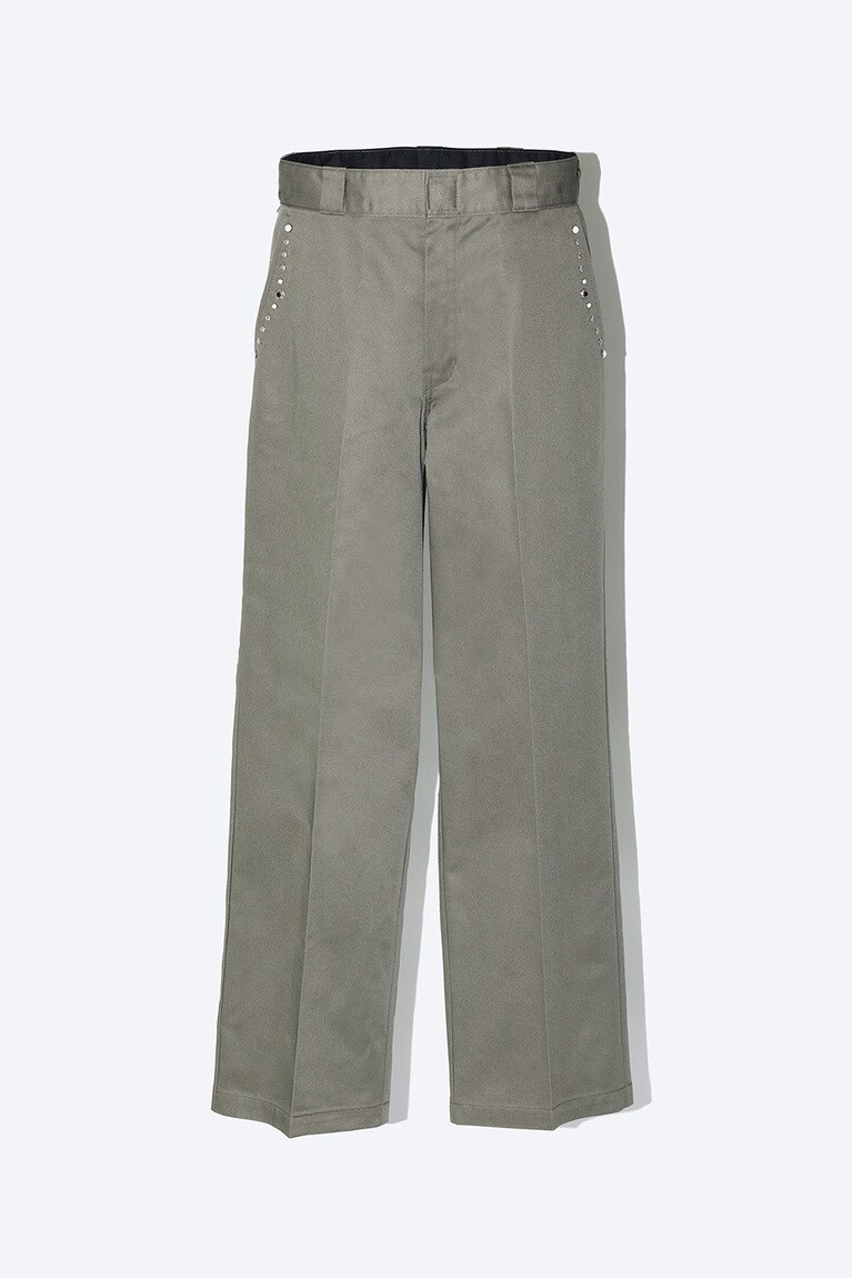 ワイドパンツ 27,500円 カーキ、ライトグレー、ブラックの3色展開。