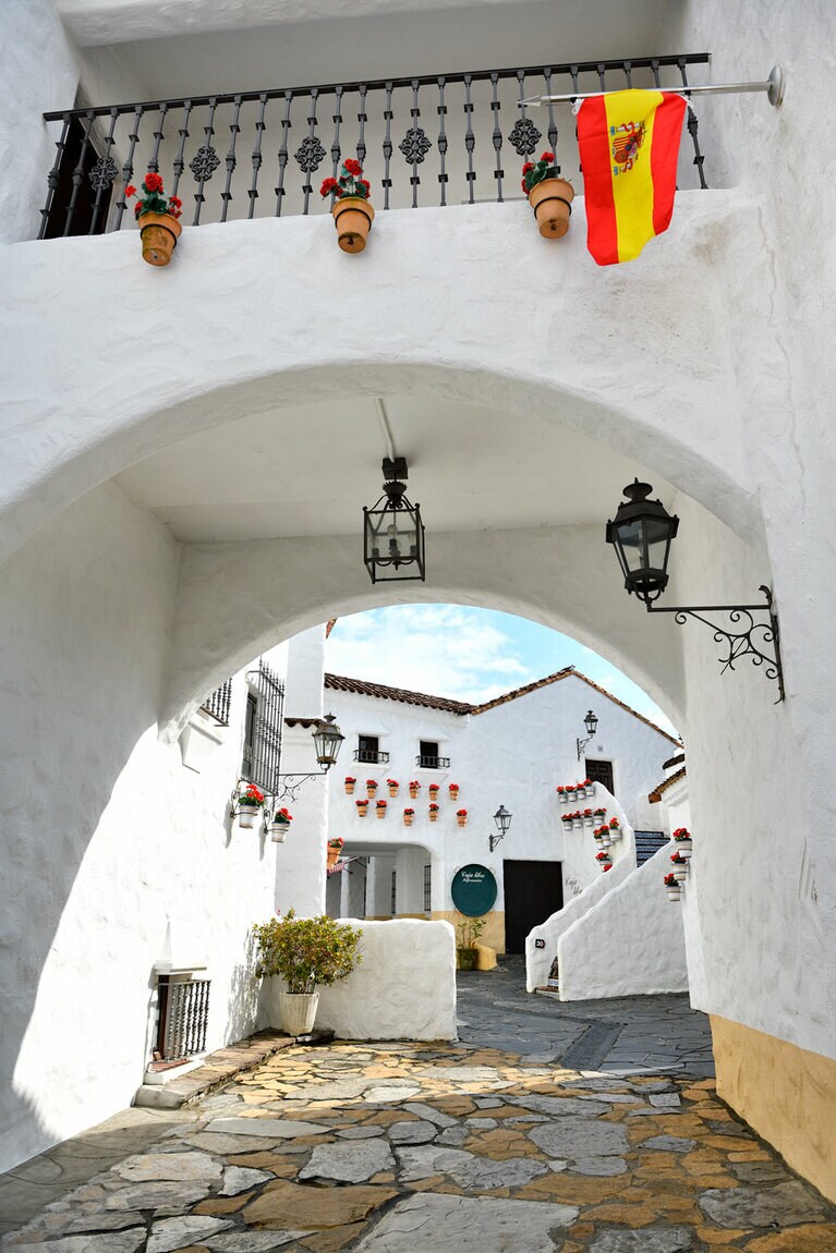 白亜の建物が連なるリゾートで地中海気分の休日を。