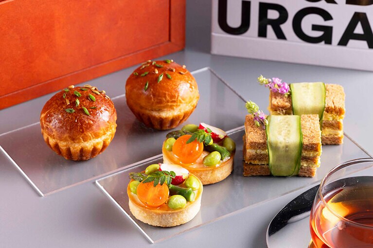 「ライブレッドサンドウィッチ」ほか、セイボリーは全3品。ドリンクは、コーヒーまたは紅茶が付く。