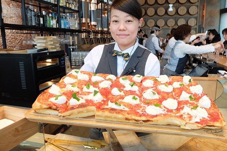 フォカッチャ ピッツァ モッツァレラ ディ ブッファラ 980円(写真は切り分けたもの)。