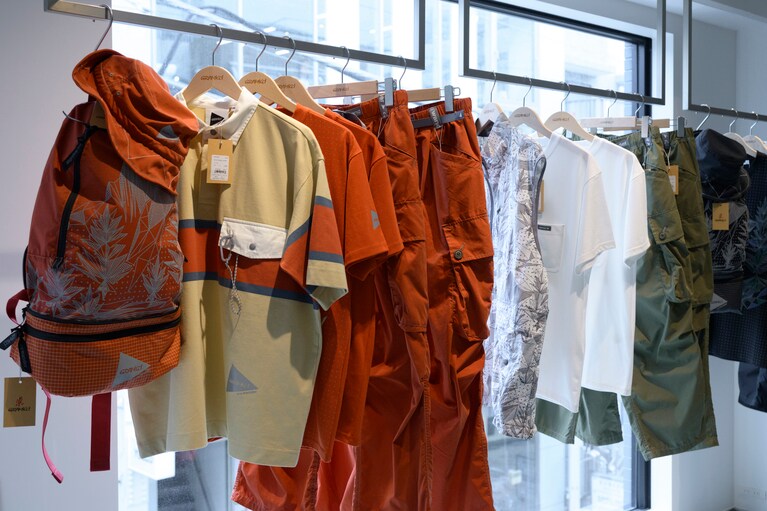 アンドワンダーのデザインにグラミチのクライミングカルチャーをミックス。2025春夏コレクションでは、クライミングの聖地、ヨセミテ渓谷の「ハーフドーム」をモチーフにしたアイテムなどを展開する。