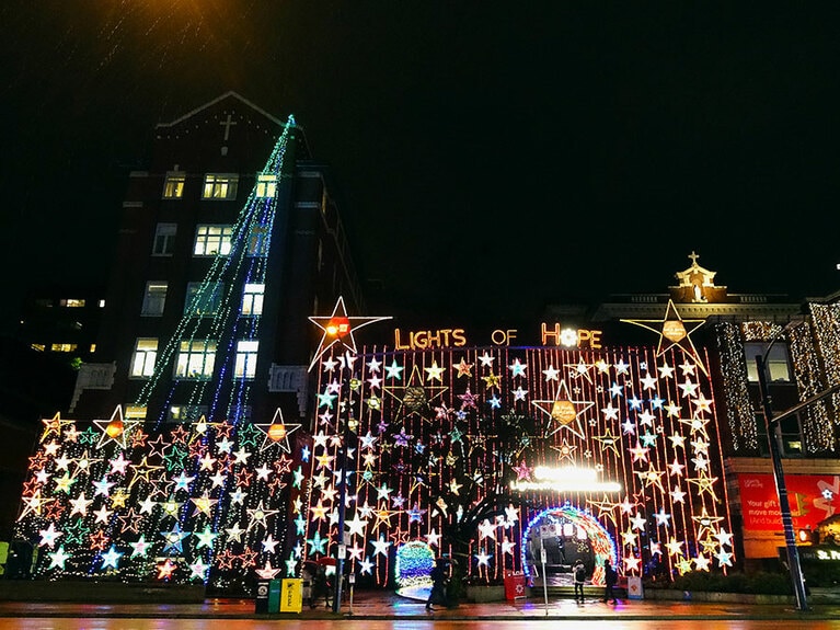 パッと目をひくセント・ポール病院の外観。溢れる星で幸せ気分に。