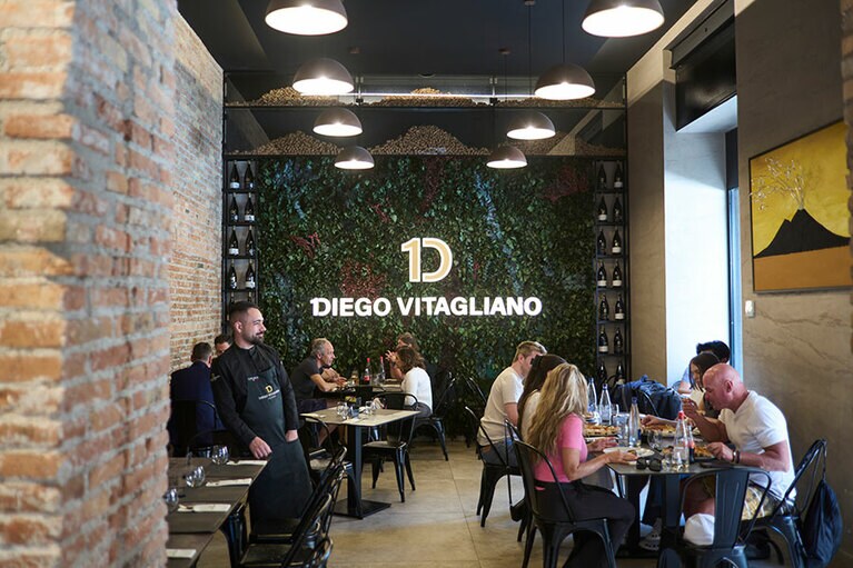 ポップなアートが飾られ洗練された店内。