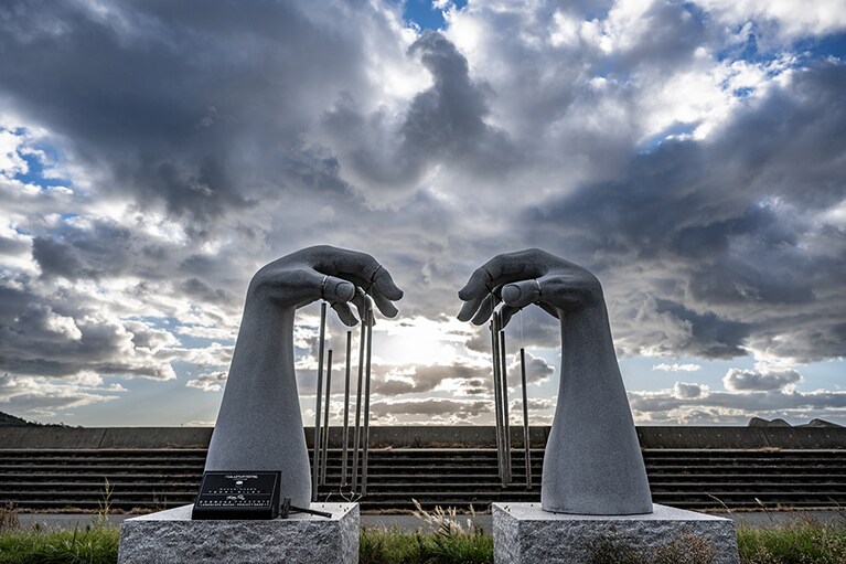 モニュメントは、テリー氏自身の手腕を彫刻したもの。高さは3m。2mの腕が1mの台座の上に。DOMMUNE Presents 「LANDSCAPE MUZAK」PROJECT SADO#1 テリー・ライリー「Wakarimasen」2021年。