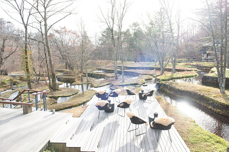 集落を眺める棚田テラス。