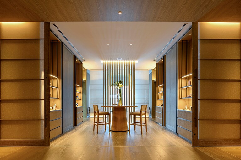 パーク ハイアット ニセコ HANAZONO［北海道／花園温泉］Sisleyのプロダクトを使用したトリートメントをはじめ、北海道のアメニティを用意したヴァニティエリアや、温泉付きのカップルトリートメントルームも備えたザ・スパ。