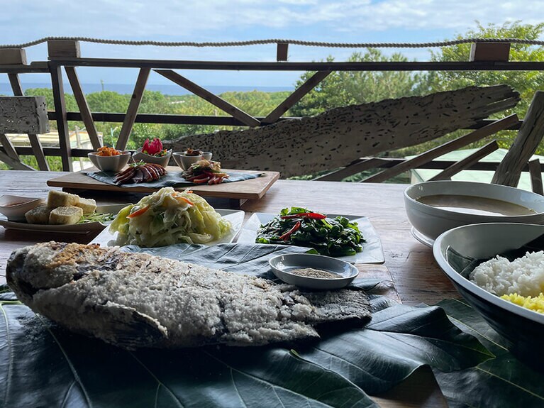 達基力部落屋の店内では、海を眺めながら地元料理を味わえます。