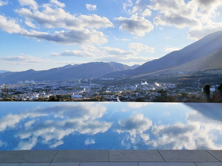 別府の町を眼下に見下ろすインフィニティープール。