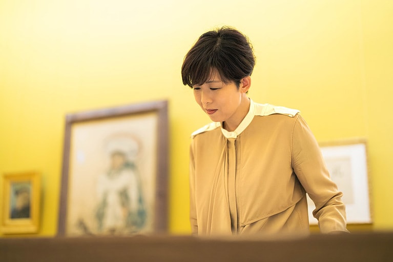 藤田画伯の遺した手記など、資料も充実している。丁寧な筆跡に注目する飯嶌さん。