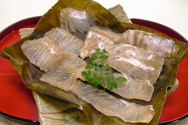 昆布さしみ〈昆布じめ〉小 1,800円 (約150g、税込)／忠村水産