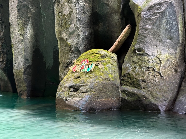 天鈿女命（あめのうずめのみこと）の岩。芸能の女神とされる日本最古の踊り子で、熱狂的な踊りで天照大神を天岩戸から誘い出したとされる。