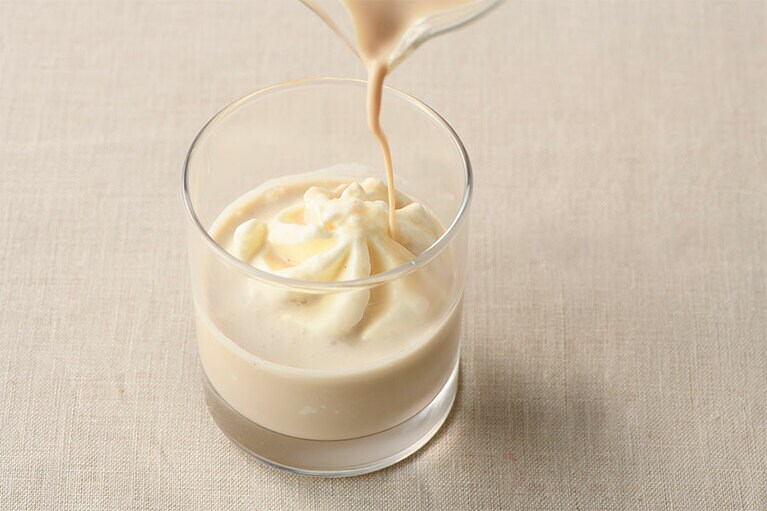 アイスクリームがすぐに溶けてしまわないように、そっと注ぐのが◎。