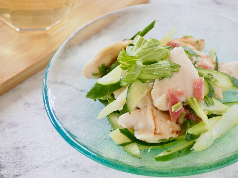 きゅうりがしんなりしてきたら火を止め、器に盛り付けて完成。