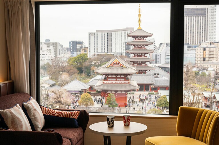 室内の窓から浅草寺の境内をより間近に眺められる。夜のライトアップも見逃せない。