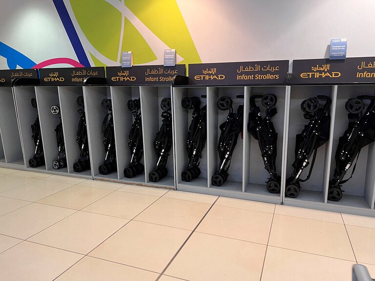 通路にはベビーカーが用意されていて、ターンテーブルで預けたベビーカーを受け取るまでの間に自由に使うことができる。