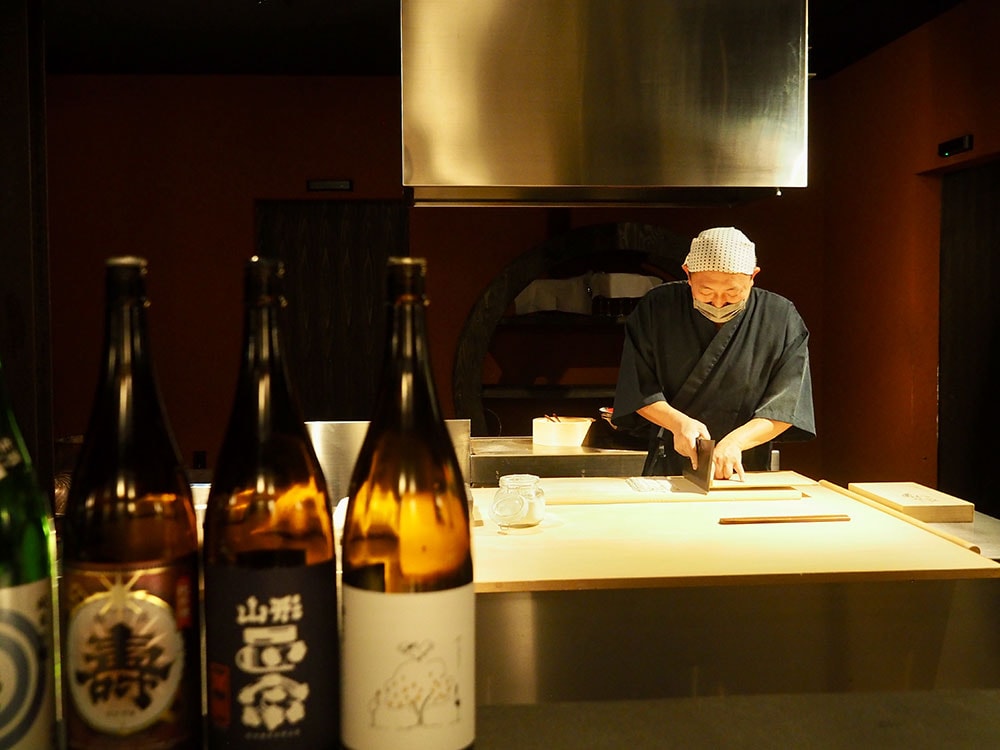 夕食前のそば打ちの時間に、日本酒の試飲サービスがある。