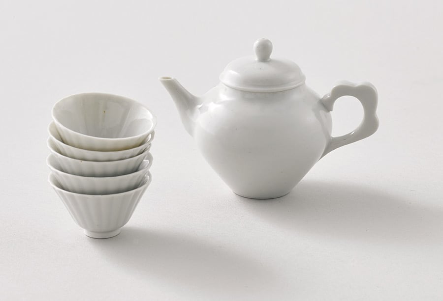 村上雄一の「茶器」左から、白磁輪花茶杯 各1,800円、白磁茶壺(小) 12,000円／季の雲