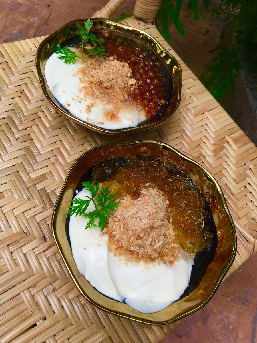 台湾伝統的スイーツ豆花を、オリジナルのトッピングとスッキリとした甘味の砂糖水でいただく「山海豆花」。