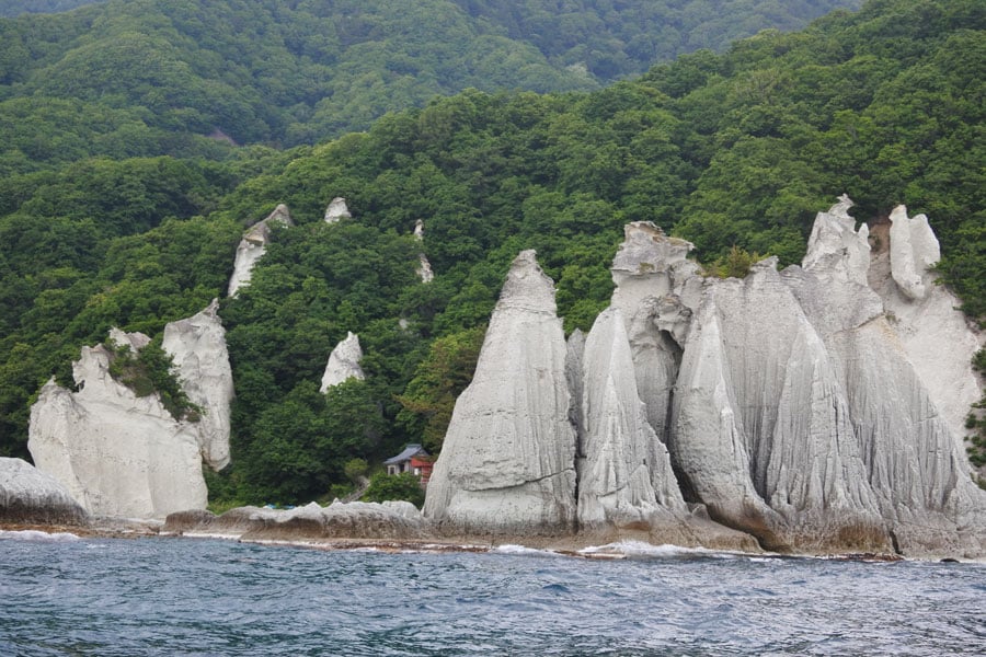 海からと山からでは見え方が異なる天龍岩。