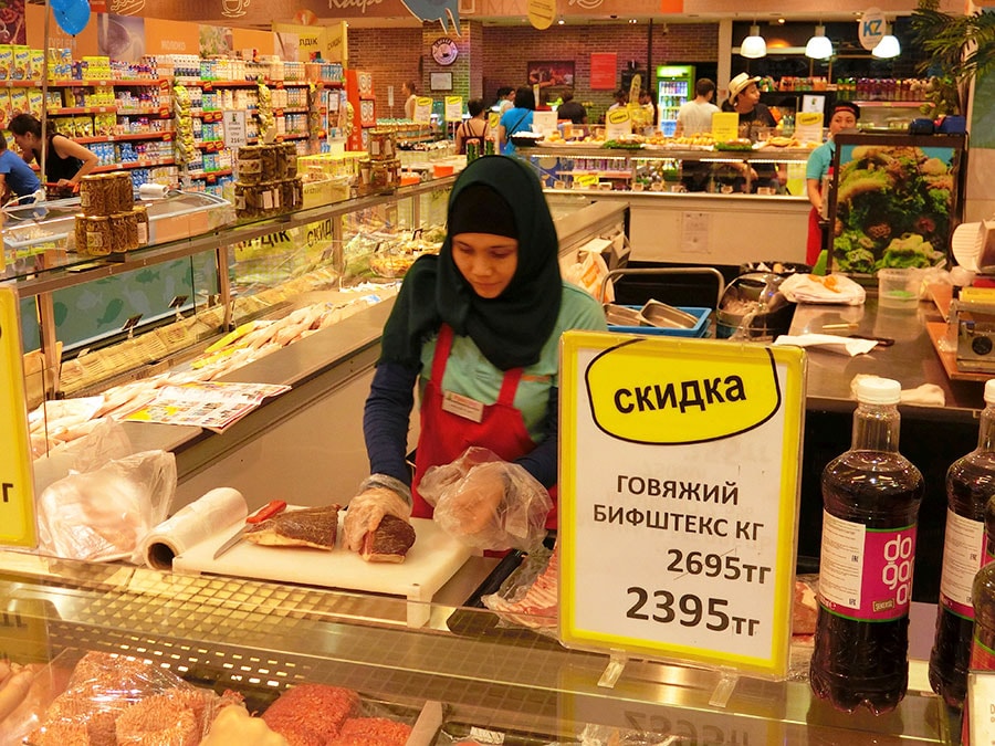 お肉が気に入り、ついにスーパーのミートコーナーで買い物。イスラム教徒が多いカザフスタンでは、豚肉はほとんど食べない。