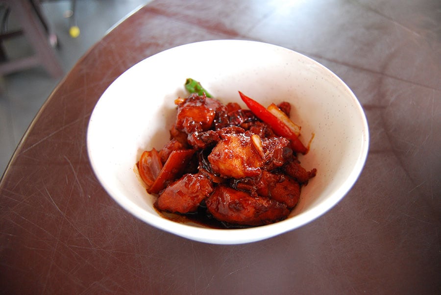 鶏と野菜を黒醤油で炒めた「コンポー(宮保)チキン」。香ばしい醤油味でご飯がすすむ。