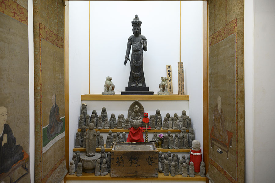 県の指定有形文化財「木造十一面観音立像」は、右手指先が未完成になっているが、歴史的な美術品として貴重。