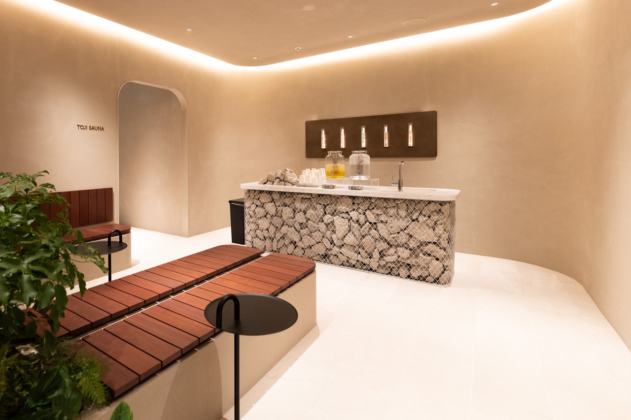 宿泊ゲスト限定「TOJI SAUNA」。客室1室あたり1回90分（無料）にて利用可能。サウナの入口のカウンターは飲食店を解体した際のがれきを積み上げてつくっている。