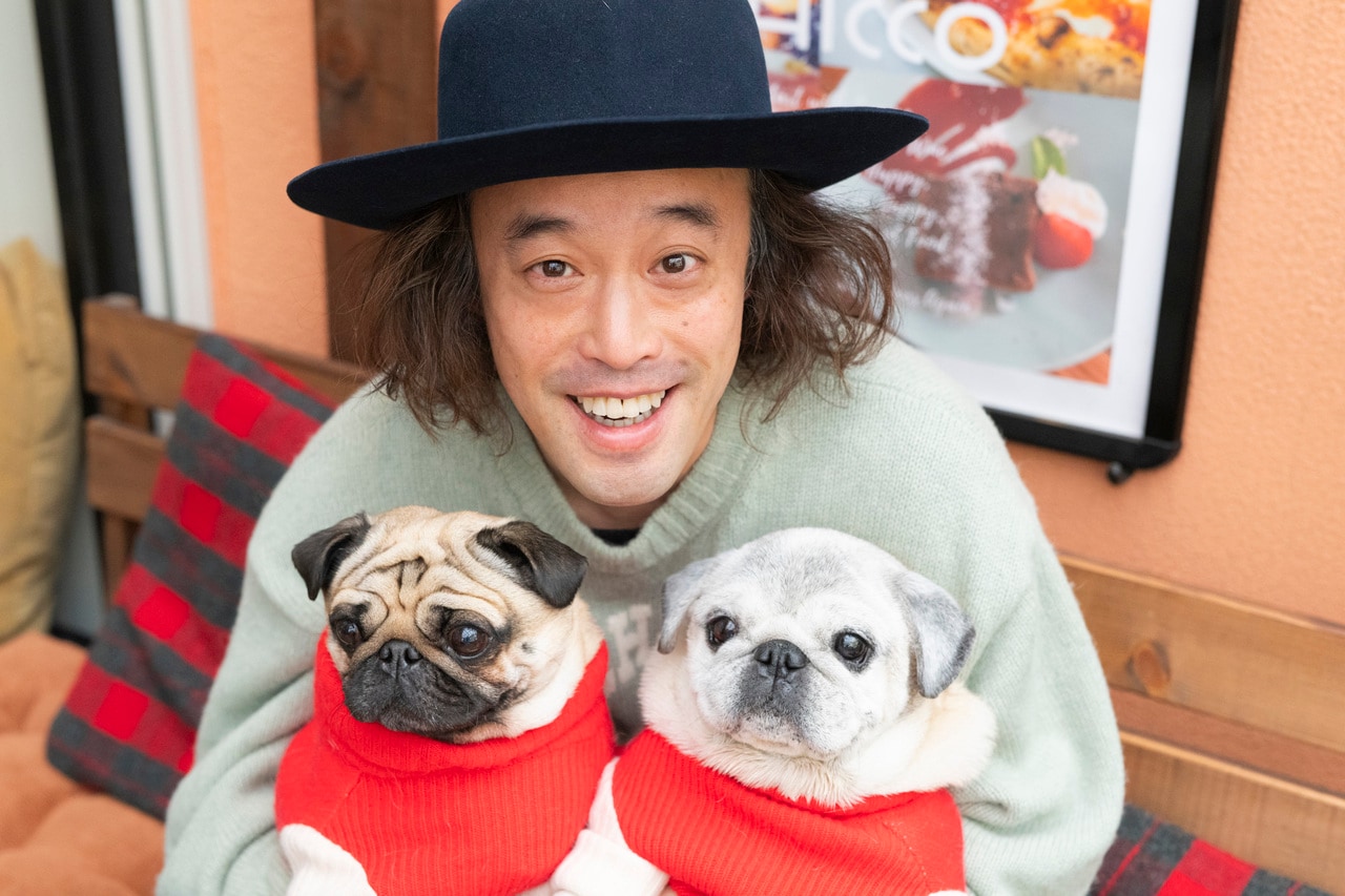 エレキコミック・やついいちろうさんと犬のこぶし（右）・こはだ（左）