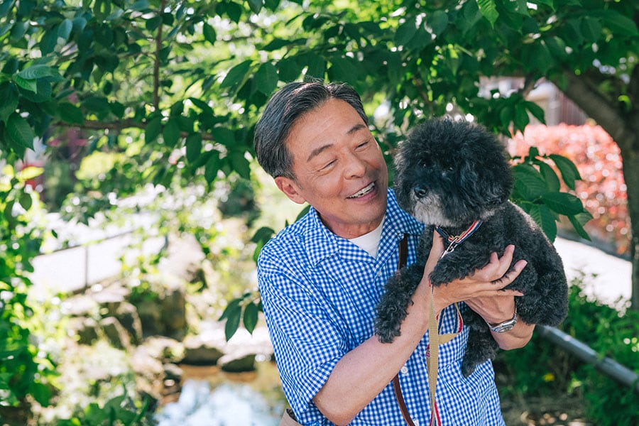 「グリグリはそんなに重くないからずっと抱っこしていられるんですよ」と語る光石さん。