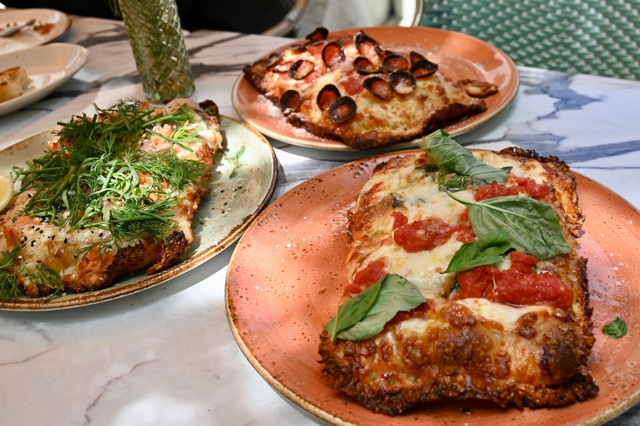 シグニチャーのPizza al Taglioは17ドル～。カットして出てくるので取り分けしやすいのも◎。
