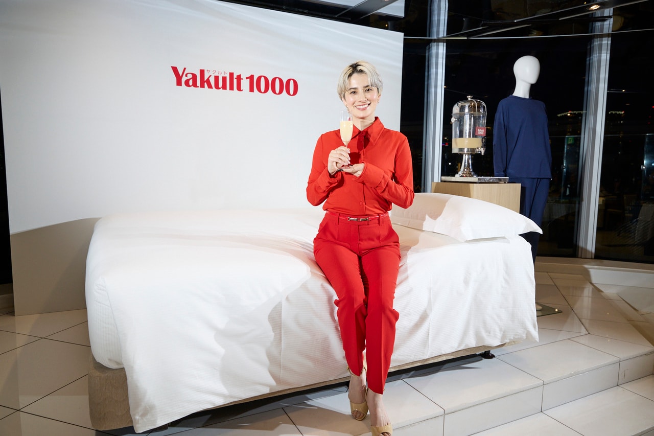 〈「Yakult1000」sparkling〉のグラスを手にするホランさん。今日の衣装は“ヤクルト”カラーの赤。赤い服に金髪というと…「私のマネージャーがカズレーザーさんのマネージャーさんに写真を送っていました！」