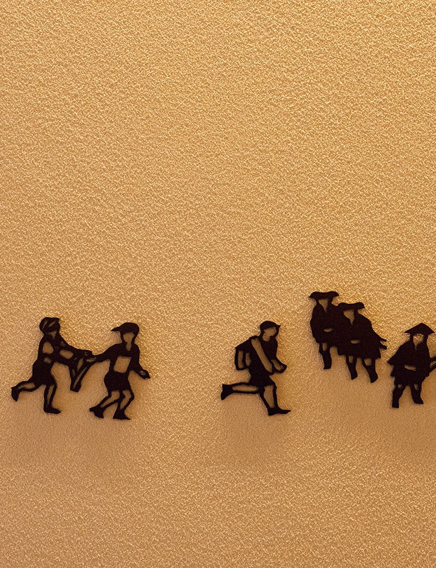 大浴場へのアプローチでは、参勤交代をモチーフにしたアートワークが目を楽しませる。よく見ると箱根駅伝の走者も？