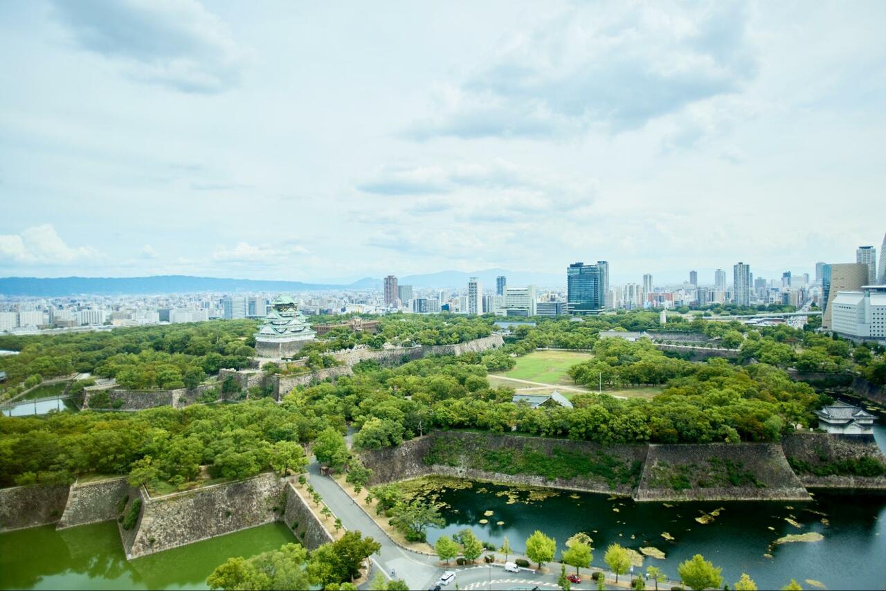「ダブルツリーbyヒルトン大阪城」からの眺め。近くの大阪城公園でゆっくり過ごすのも、格別の時間だ。