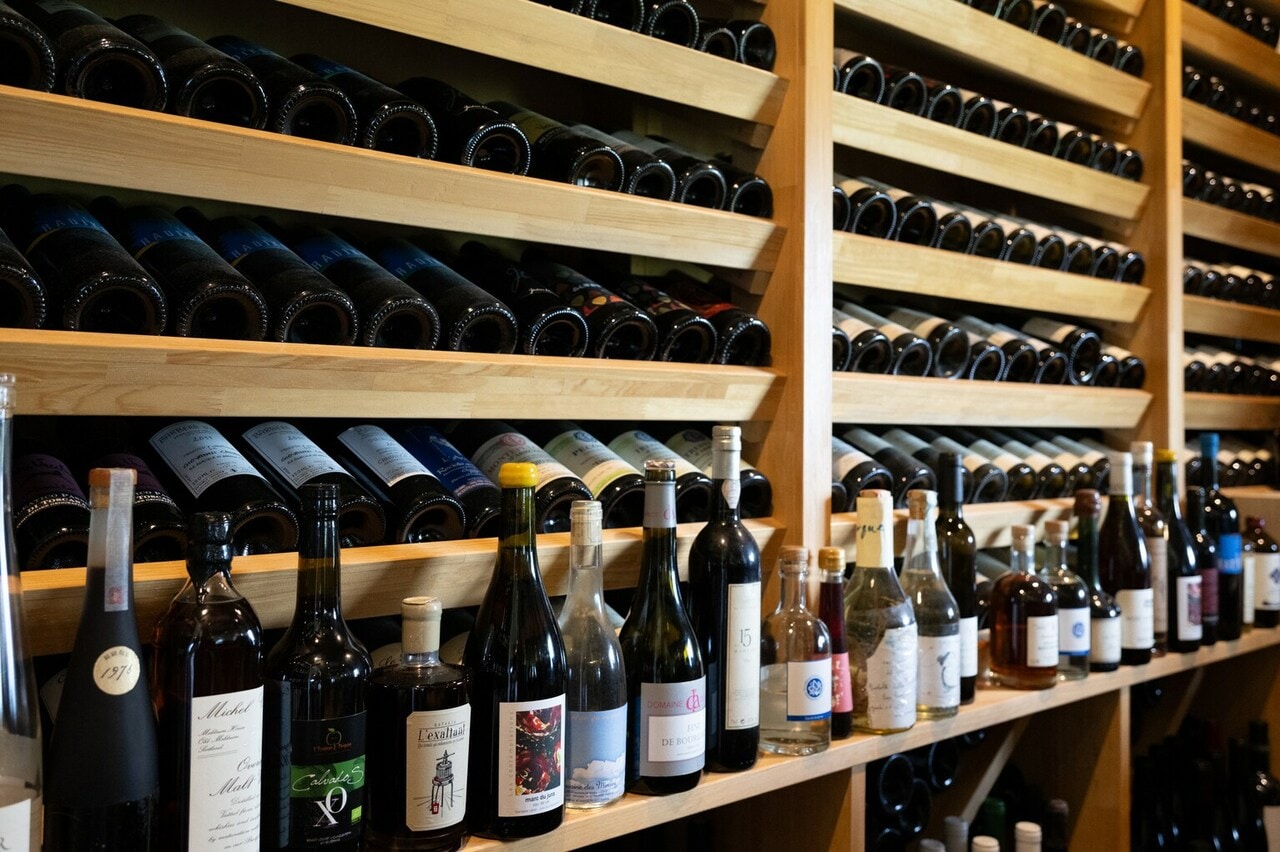 3つあるワインカーブには、フランスとイタリアをメインに、ビンテージワインから自然派ワインまで約4000本。