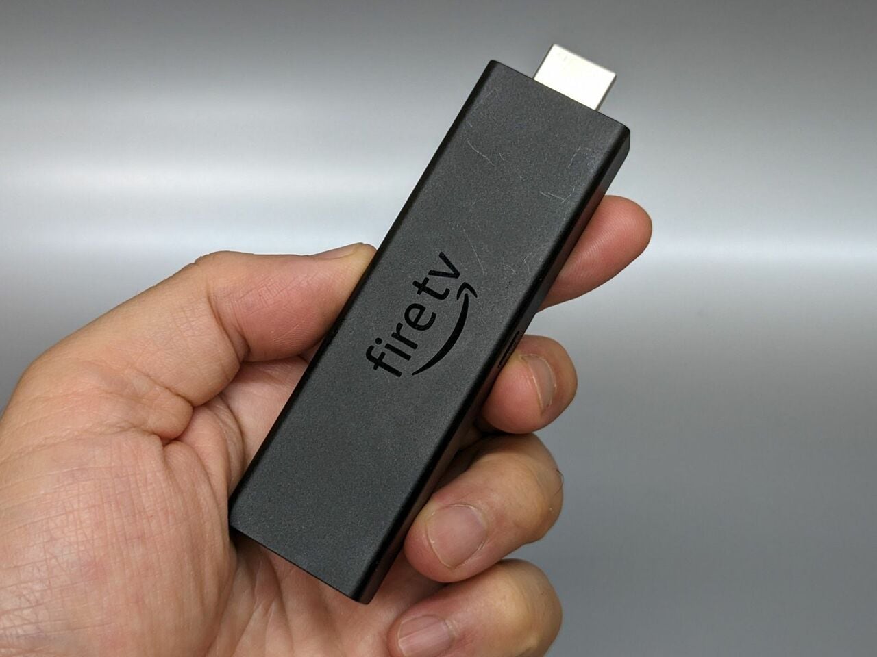 Amazonの「Fire TV Stick」。テレビのHDMIポートに接続して使う製品で、スマホのミラーリングにも対応しています