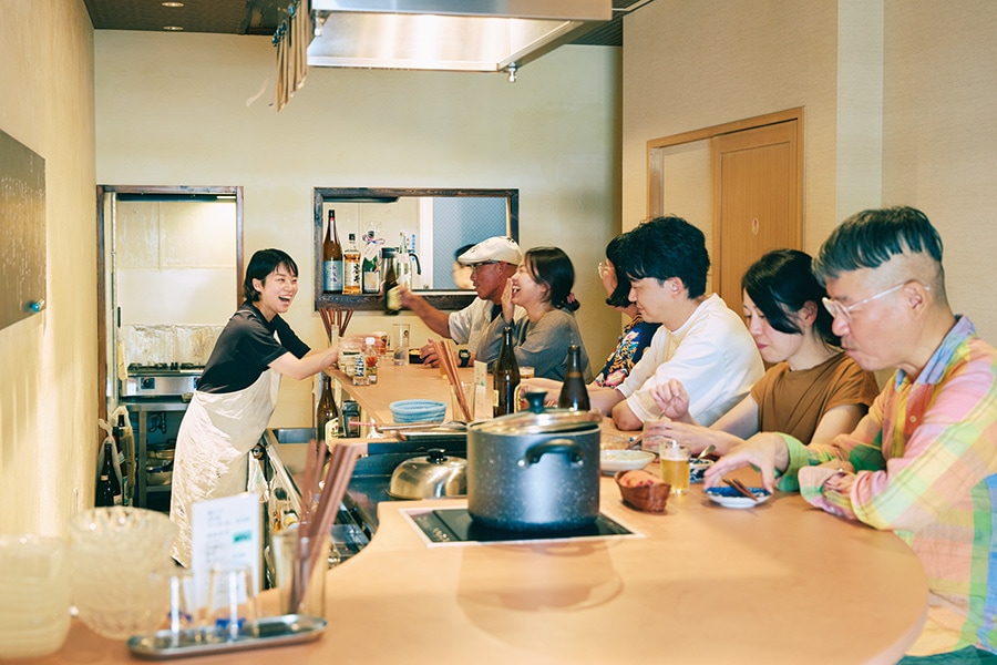 客席は椅子ありのカウンター10席。初めてでもお馴染みも隣り合えば皆飲み仲間。